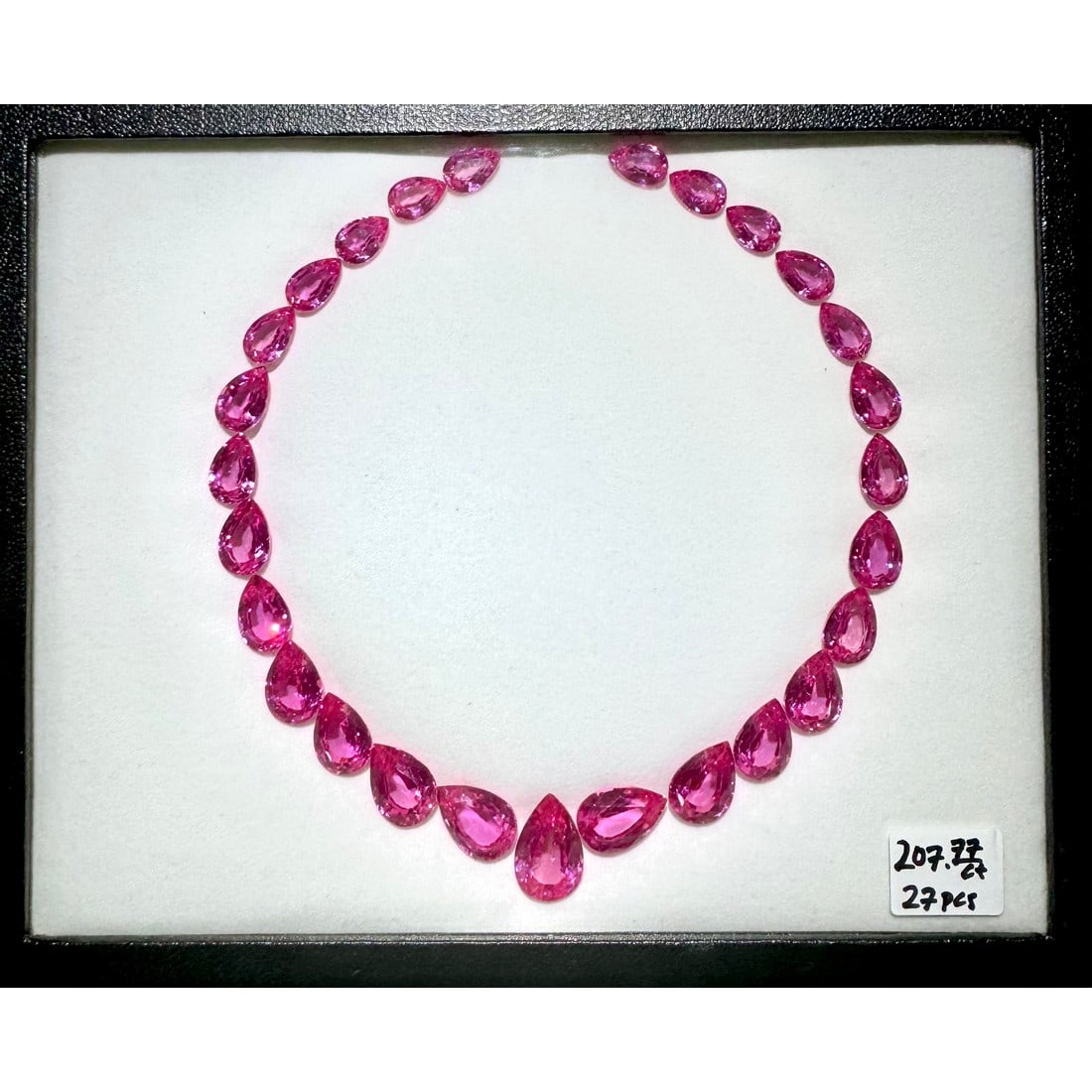 Set of 27 Lab Grown Pink Sapphire Layout: Gemstone Type: Pink Sapphire (Lab Grown) Cut Shape: Pear Measurement (Appro.): 8x12mm ~ 13x20mm Total no. of Lab Gemstones: 27 Total Carat Weight (Appro): 207.77 This labgrown gemstone set d