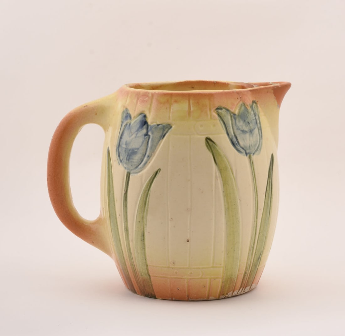 Roseville Pottery Pitcher "Tulip" (1 of 10)