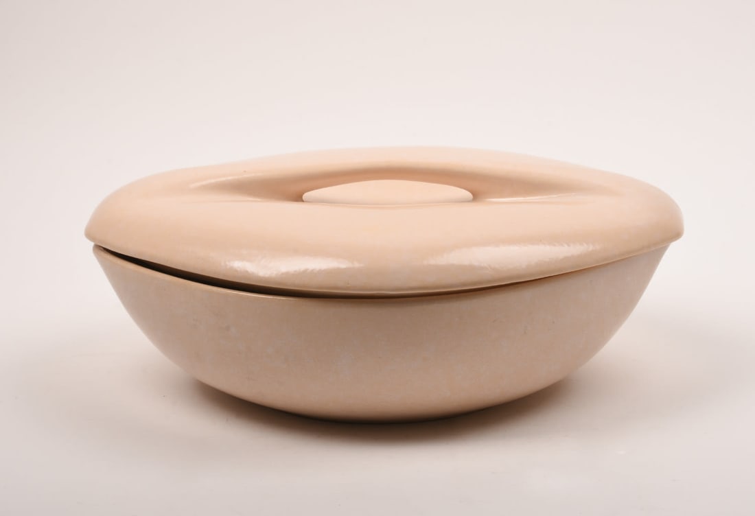 Roseville Raymor Contemporary White Large Casserole: 5 1/2 inches high, 14 1/4 inches wide, 11 1/2 inches deep, Marked Roseville Raymor USA 185