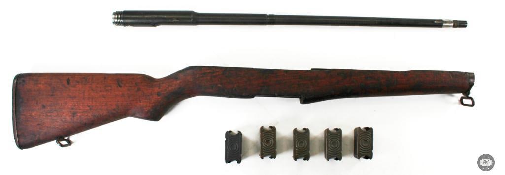 M1 Garand Stock, Barrel and En Bloc Clips: This lot contains a stock, barrel and en bloc clips for the M1 Garand rifle. The bore shows light pitting. There are 5 en bloc clips. THIS ITEM