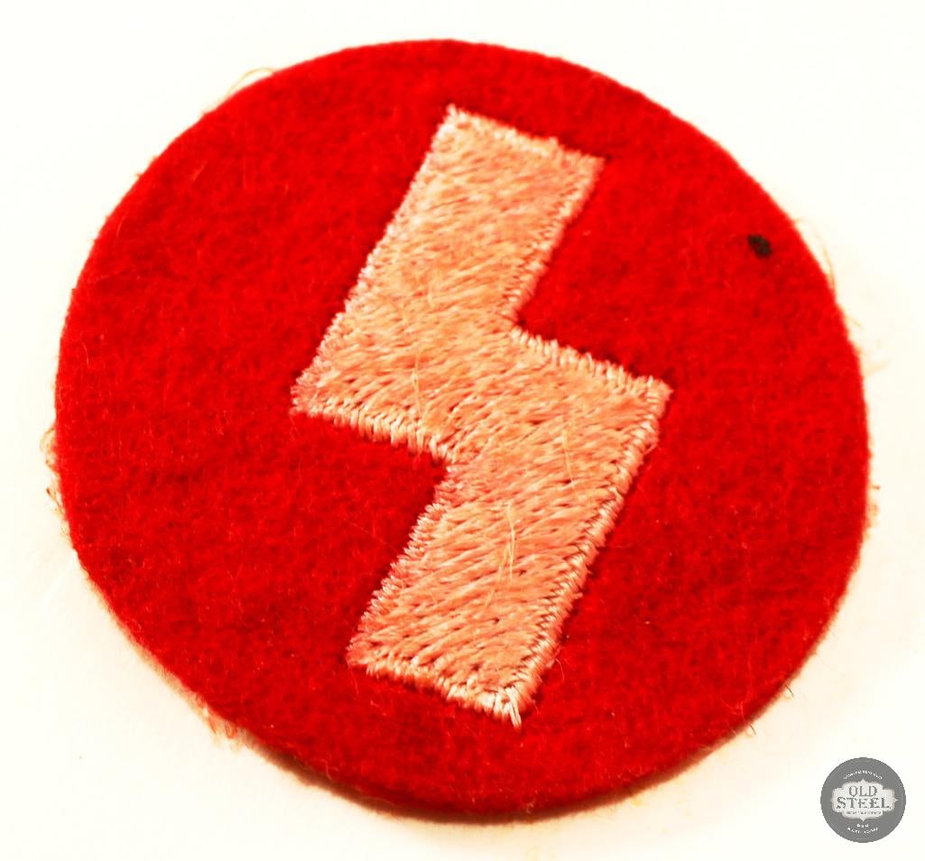 German Jungfolk Badge: This lot contains a German Jungfolk badge featuring a white Siegrune on a red background. THIS ITEM IS AS PICTURED WITH NO FURTHER ATTACHMENTS. ALL SA