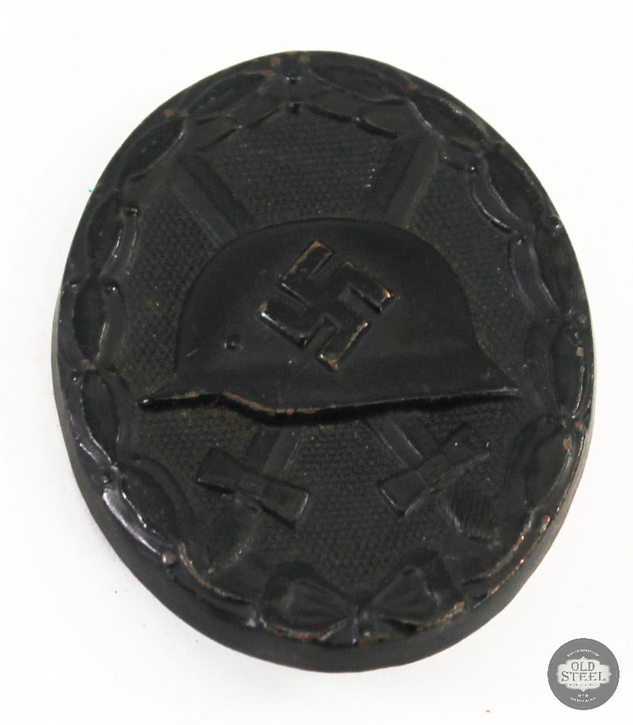 WWII German Wound Badge Black: German WWII black wound badge. THIS ITEM IS AS PICTURED WITH NO FURTHER ATTACHMENTS. ALL SALES ARE FINAL. PLEASE REFER TO THE AUCTION DESCRIPTIO