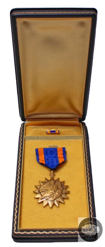 US Air Medal in Box WWII (1 of 5)