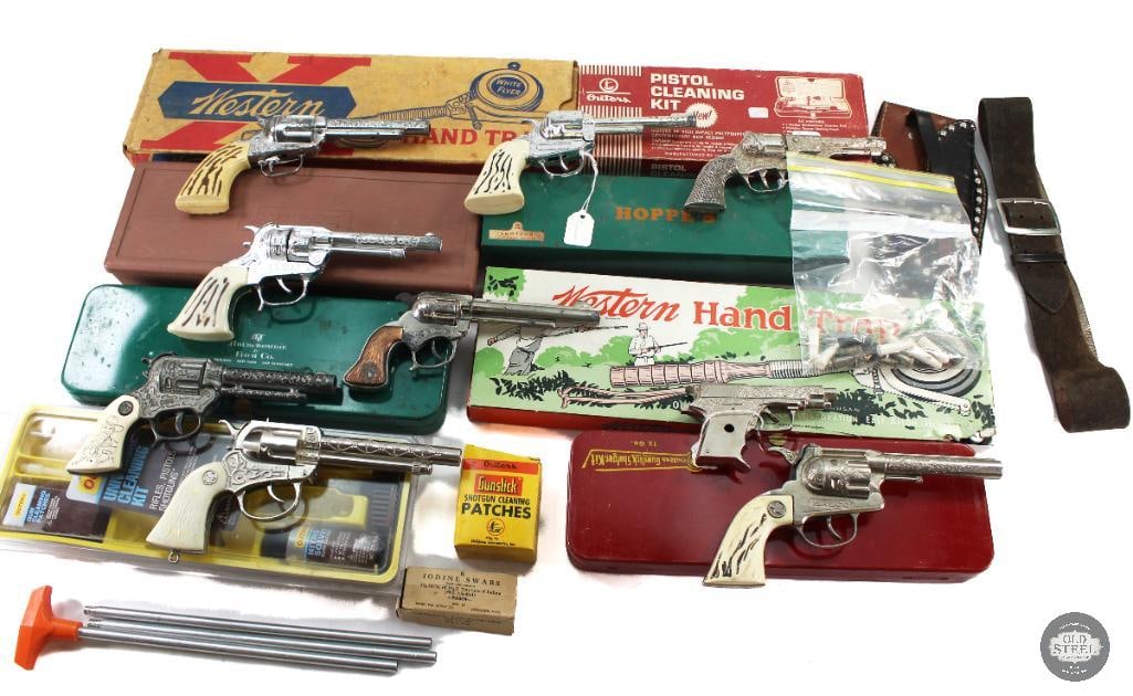 Various Vintage Cleaning Kits, Toy Guns, Clay Throwers: Another mixed lot containing several vintage gun cleaning kits, some clay pigeon throwers and some vintage toy guns. THIS ITEM IS AS PICTURED WI
