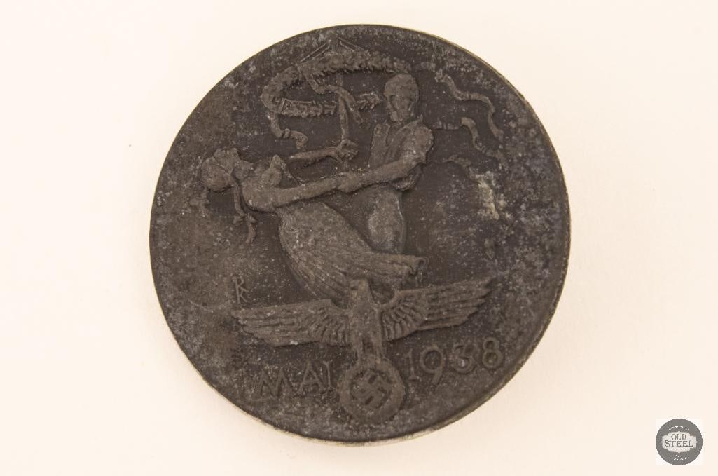 1. Mai 1938" May Day Tinnie: Commemorates the Public Holiday devoted to the German Working Class in 1938 THIS ITEM IS AS PICTURED WITH NO FURTHER ATTACHMENTS. ALL SALES ARE FINAL. PLEASE REFER TO THE AUCTION