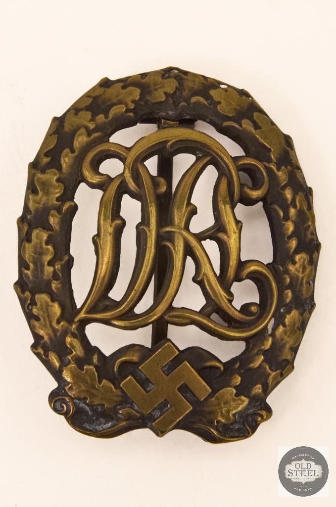 Bronze DLR Sports Badge WWII German: Bronze DLR Sports Badge WWII German. Has Werstein jenna makers marke. THIS ITEM IS AS PICTURED WITH NO FURTHER ATTACHMENTS. ALL SALES ARE FINAL. PLEASE REFER TO THE AUCTION