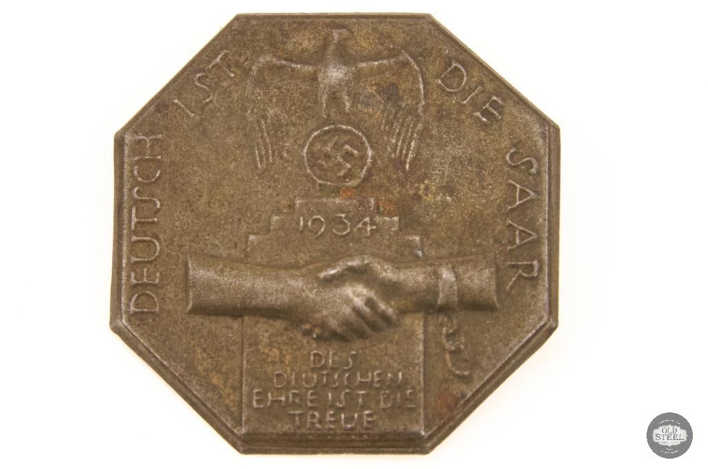 Original Deutch "Ish die saar" 1934 Tinnie WWII German: Original DEutch "Ish die saar" 1934 Tinnie 1934 propaganda pin plebiscete THIS ITEM IS AS PICTURED WITH NO FURTHER ATTACHMENTS. ALL SALES ARE FINAL. PLEASE REFER TO THE AUCTION
