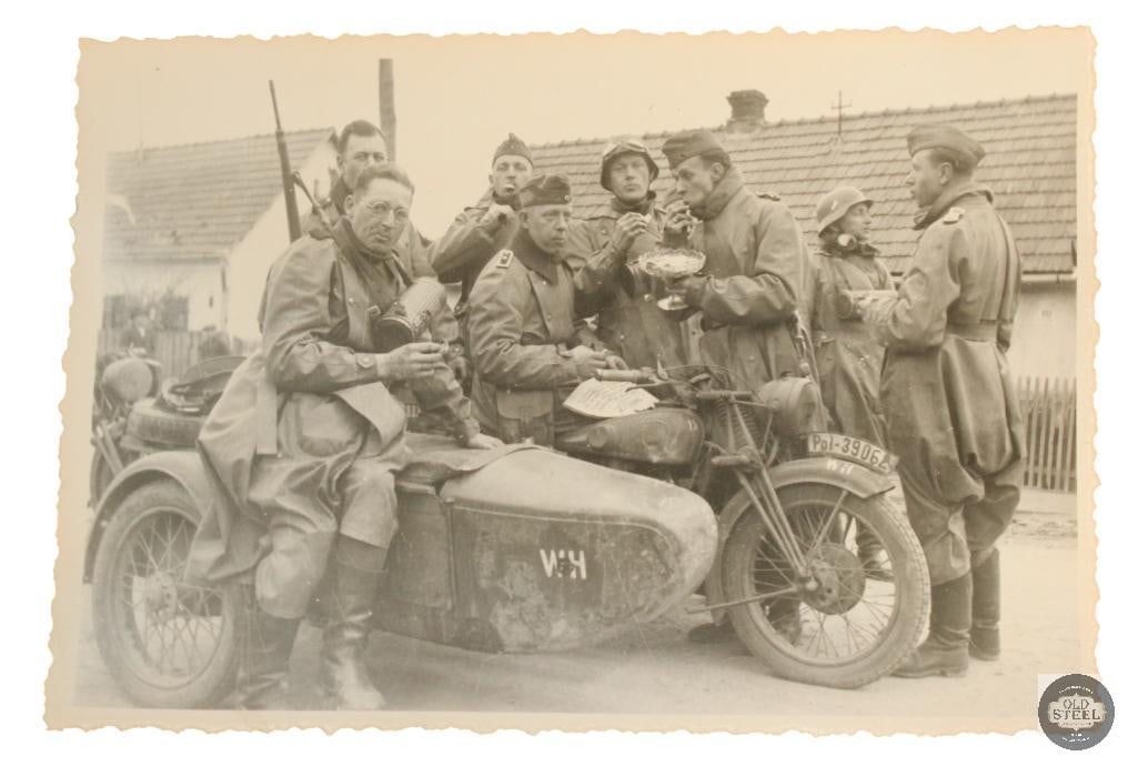 Original Photograph of WWII German soldiers: Original Photograph of WWII German soldiers THIS ITEM IS AS PICTURED WITH NO FURTHER ATTACHMENTS. ALL SALES ARE FINAL. PLEASE REFER TO THE AUCTION DESCRIPTION, LOT #1 DESCRIPTION AND TERMS OF