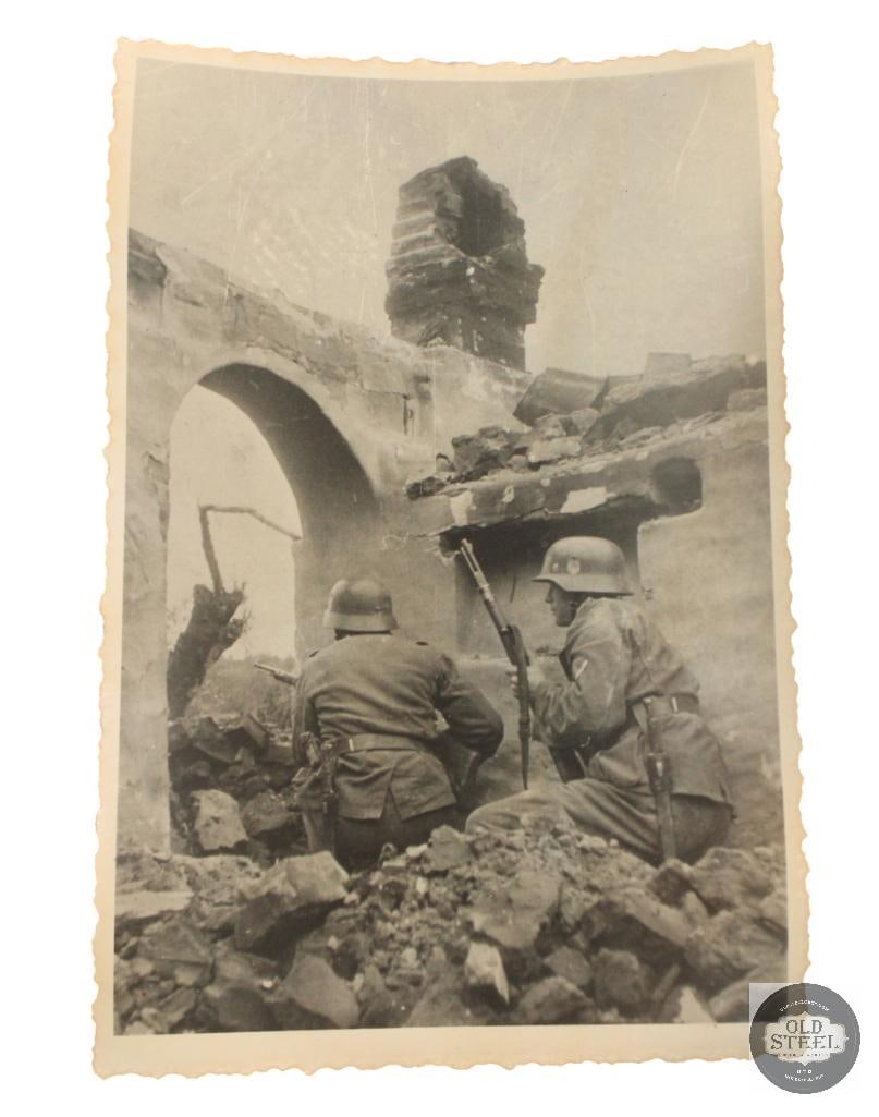 Original WWII photograph of German soldiers: Original WWII photograph of German soldiers THIS ITEM IS AS PICTURED WITH NO FURTHER ATTACHMENTS. ALL SALES ARE FINAL. PLEASE REFER TO THE AUCTION DESCRIPTION, L