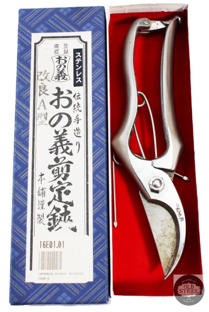 Japanese Made Gardening Sheers W/ Box & Extra Spring: Japanese Made Gardening Sheers W/ Box & Extra Spring THIS ITEM IS AS PICTURED WITH NO FURTHER ATTACHMENTS. ALL SALES ARE FINAL. PLEASE REFER TO THE AUCTION DESCRIPTION, LOT