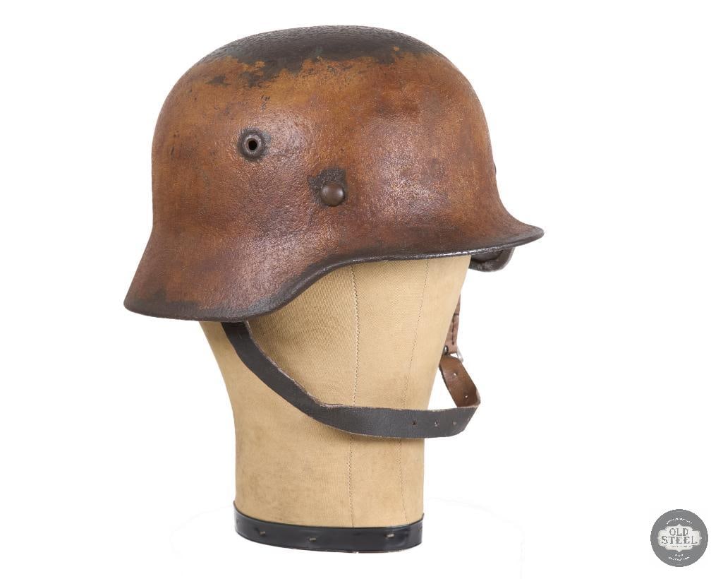 German WWII M40 Heer Eagle Decal: A WWII M40 German helmet with a single side decal. Varnish coat over the shell has given it a brown patina. THIS ITEM IS AS PICTURED WITH NO FUR