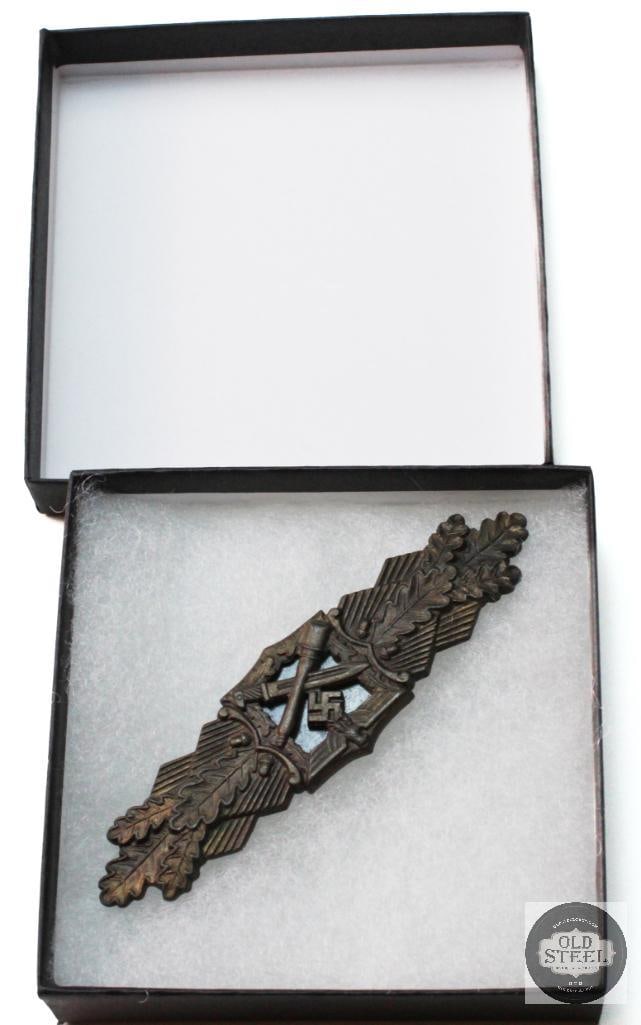 WWII German Close Combat Clasp (Nahkampfspange) in Bronze: WWII German Close Combat Clasp (Nahkampfspange) in Bronze THIS ITEM IS AS PICTURED WITH NO FURTHER ATTACHMENTS. ALL SALES ARE FINAL. PLEASE REFER TO T