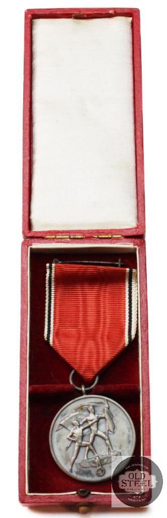 Original Anschluss Medal with Original Case German WWII: Original Anschluss Medal with Original Case German WWII THIS ITEM IS AS PICTURED WITH NO FURTHER ATTACHMENTS. ALL SALES ARE FINAL. PLEASE REFER TO THE AUCTION DESCRIPTION, LOT