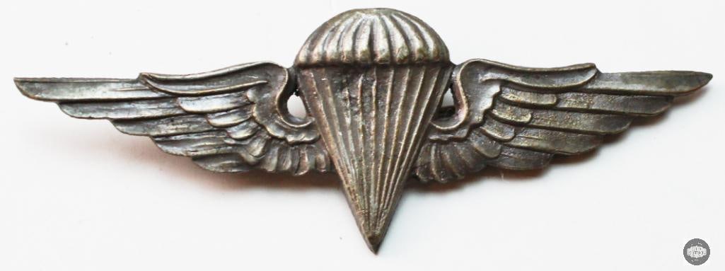 Original Set of Egyptian Paratrooper's Jump Wings: Original Set of Egyptian Paratrooper's Jump Wings THIS ITEM IS AS PICTURED WITH NO FURTHER ATTACHMENTS. ALL SALES ARE FINAL. PLEASE REFER TO THE AUCTION DESCRIPTION, LOT #1 DESCRIPTION