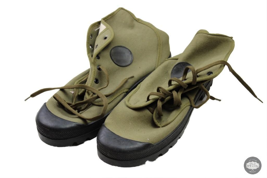 Jungle Boots French Asian Theater Vietnam Style Shoes Size 45 Unmarked: Up for auction is a pair of French jungle boots, Vietnam-era style, consisting of a pair of unmarked boots in size 45. The boots are unmarked, and their exact manufacturer and production date are
