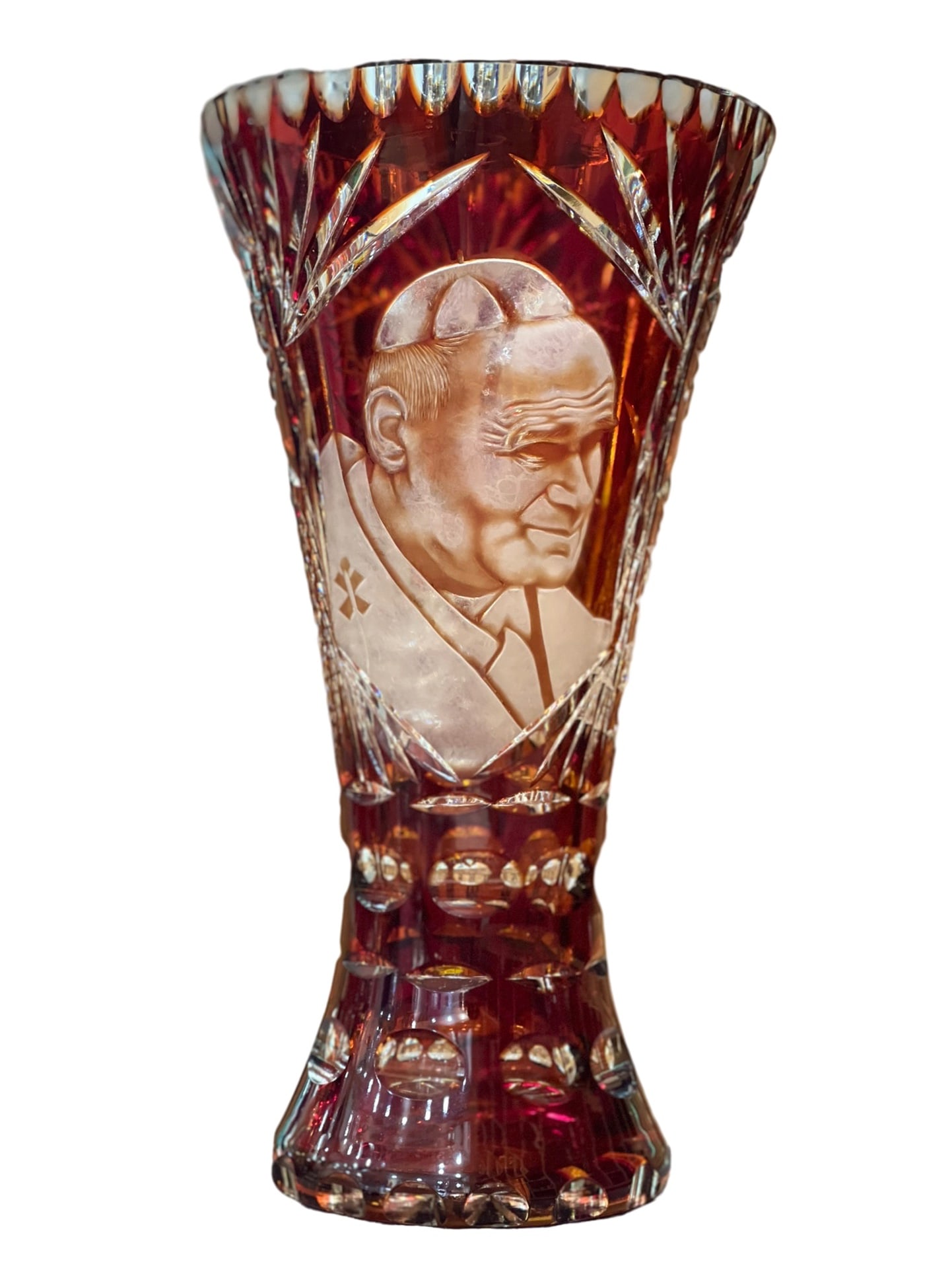AN ITALIAN CARVED CRYSTAL VASE WITH PAPAL PORTRAIT MEDALLIONS, CIRCA 1970S–1980S: AN ITALIAN CARVED CRYSTAL VASE WITH PAPAL PORTRAIT MEDALLIONS, CIRCA 1970S–1980S An Italian Carved Crystal Vase with Papal Portraits, 1970s–1980s. The heavy crystal body of layered colour, clear t