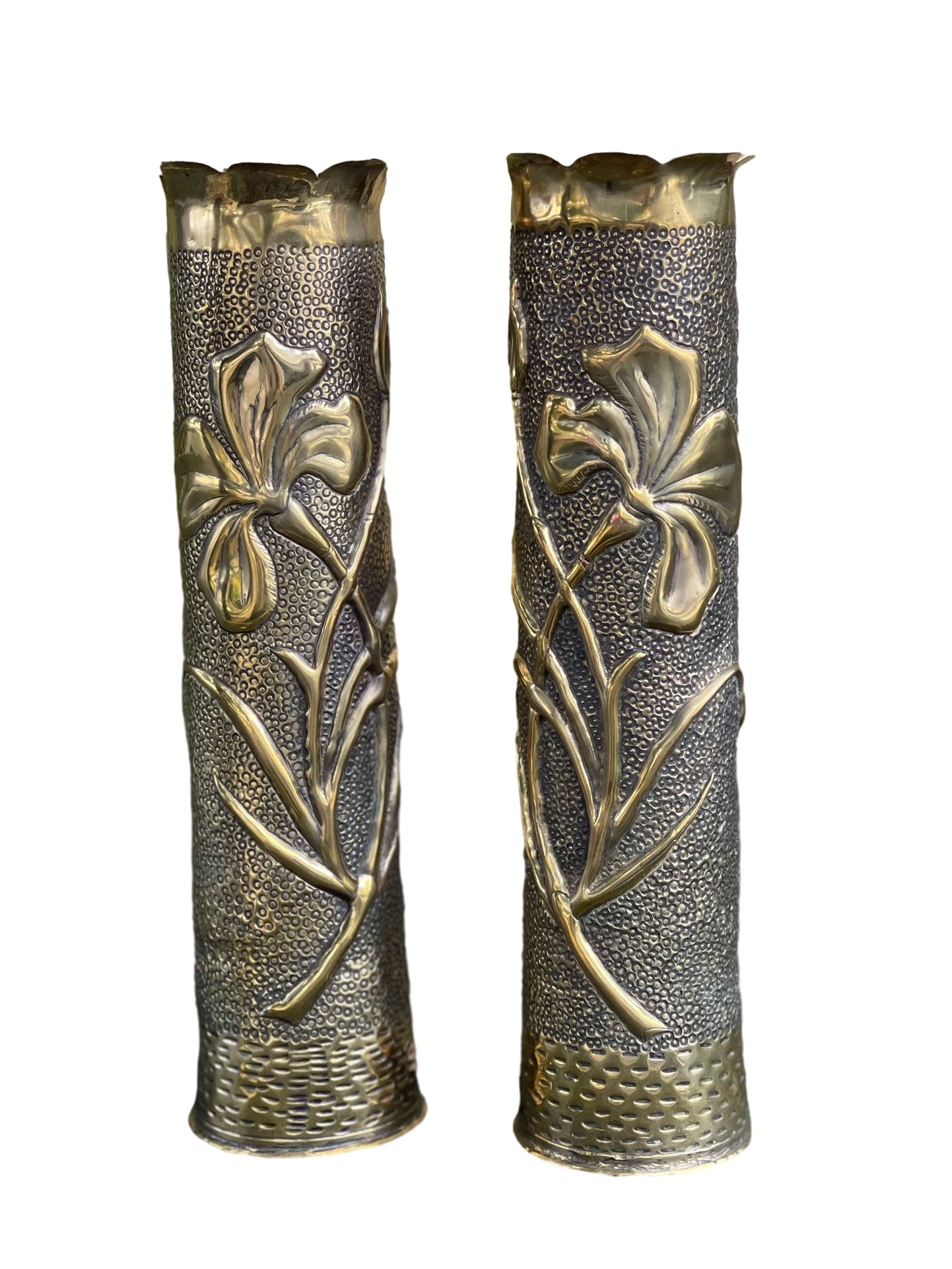 AMERICAN WORLD WAR I CANNON-BARREL TRENCH ART VASE / ASHTRAY: American World War I trench art vase / ashtray made from a cannon shell casing. Decorated with symmetrical floral relief and marked to the base with shell information and "USA". The object is adapted 