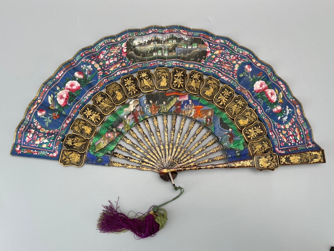 LATE QING CANTON EXPORT HAND-PAINTED LACQUER FAN WITH APPLIED FIGURAL DECORATION AND SILK-VELVET (1 of 4)