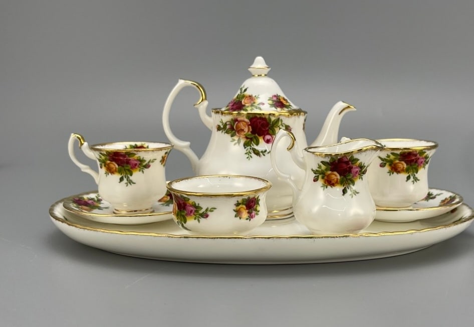 ROYAL ALBERT "OLD COUNTRY ROSES" MINIATURE BONE CHINA TEA SERVICE, ENGLAND, 1962 (1 of 4)