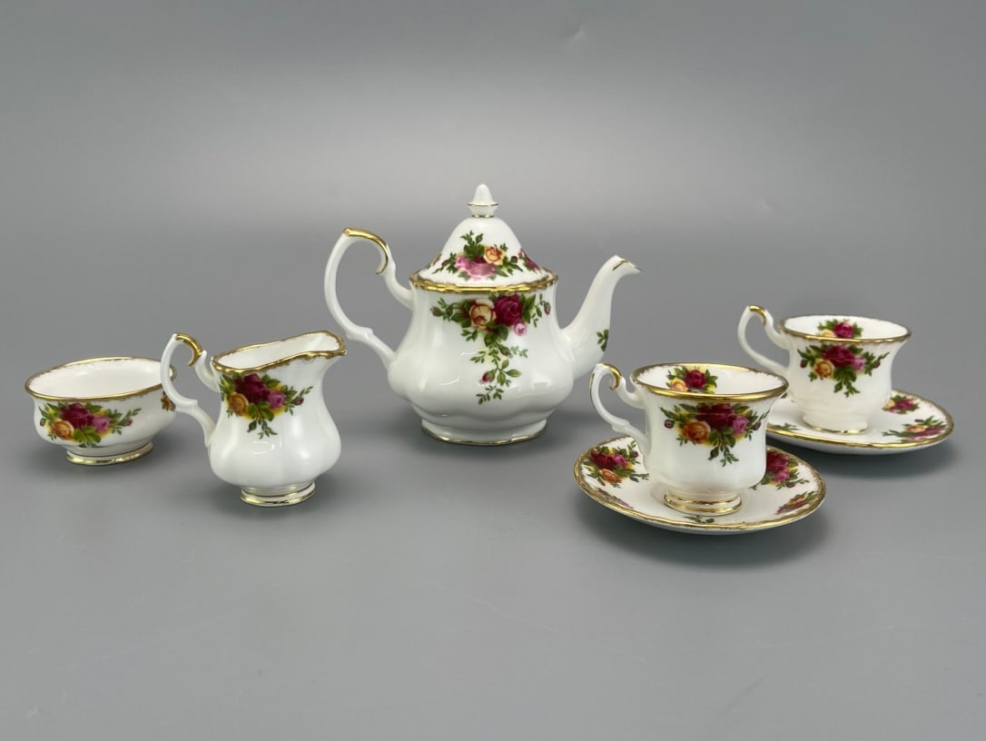 ROYAL ALBERT "OLD COUNTRY ROSES" MINIATURE BONE CHINA TEA SERVICE, ENGLAND, 1962 (1 of 4)