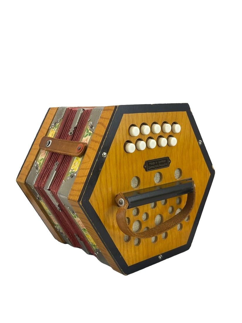 EAST GERMAN 20-KEY ACCORDION, CIRCA 1960S (1 of 8)