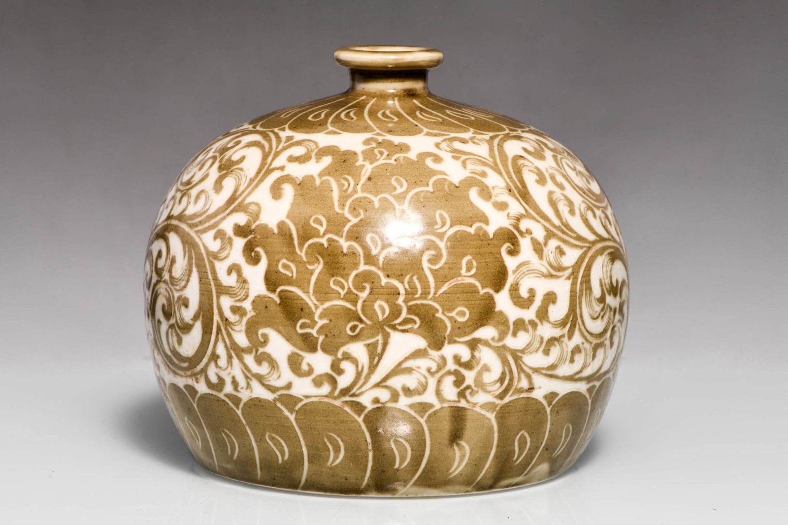 WHITE BASE WITH BROWN-COLORED PEONY PATTERN SWIRL BOTTLE: WHITE BASE WITH BROWN-COLORED PEONY PATTERN SWIRL BOTTLE Description: Width: 17 cm Height: 15 cm
