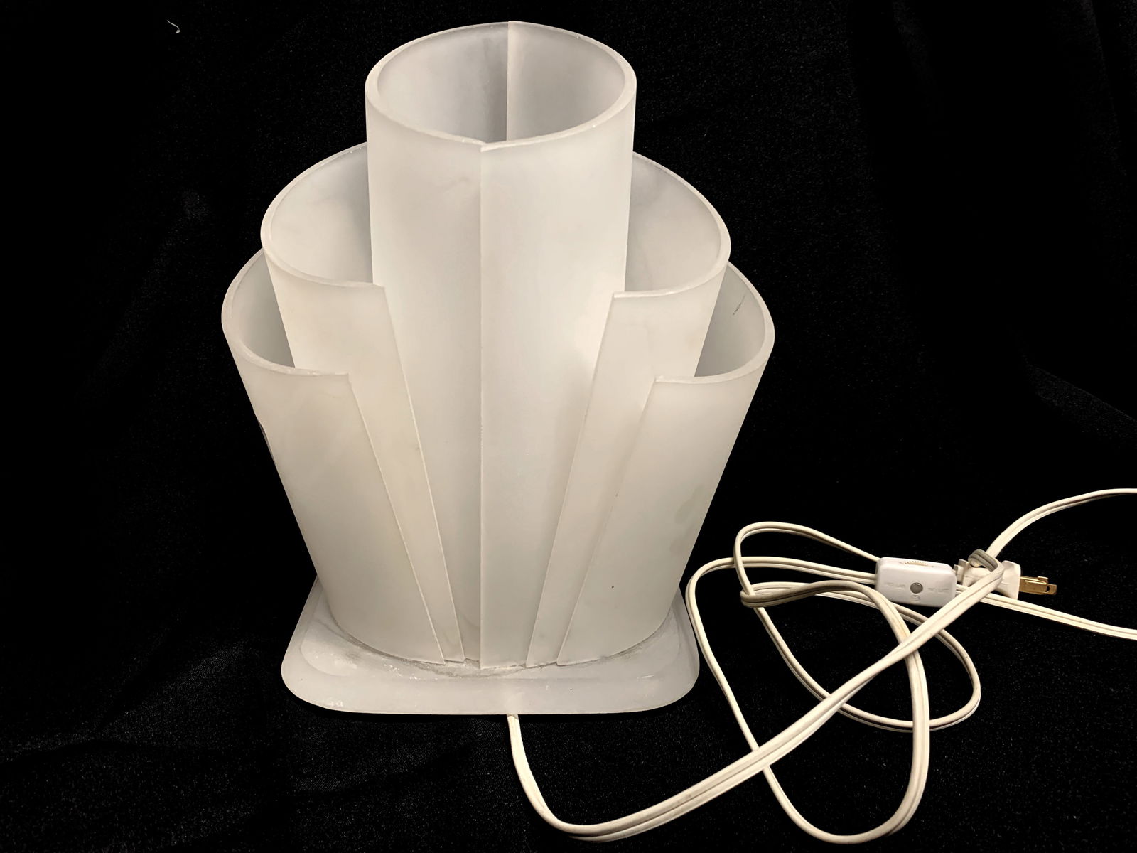 LAMPE DE TABLE ANNÉES 1980: Lampe de table des années 1980 en plastique blanc dans un style Art déco, fonctionnelle. 23 cm x 20 cm x 14 cm