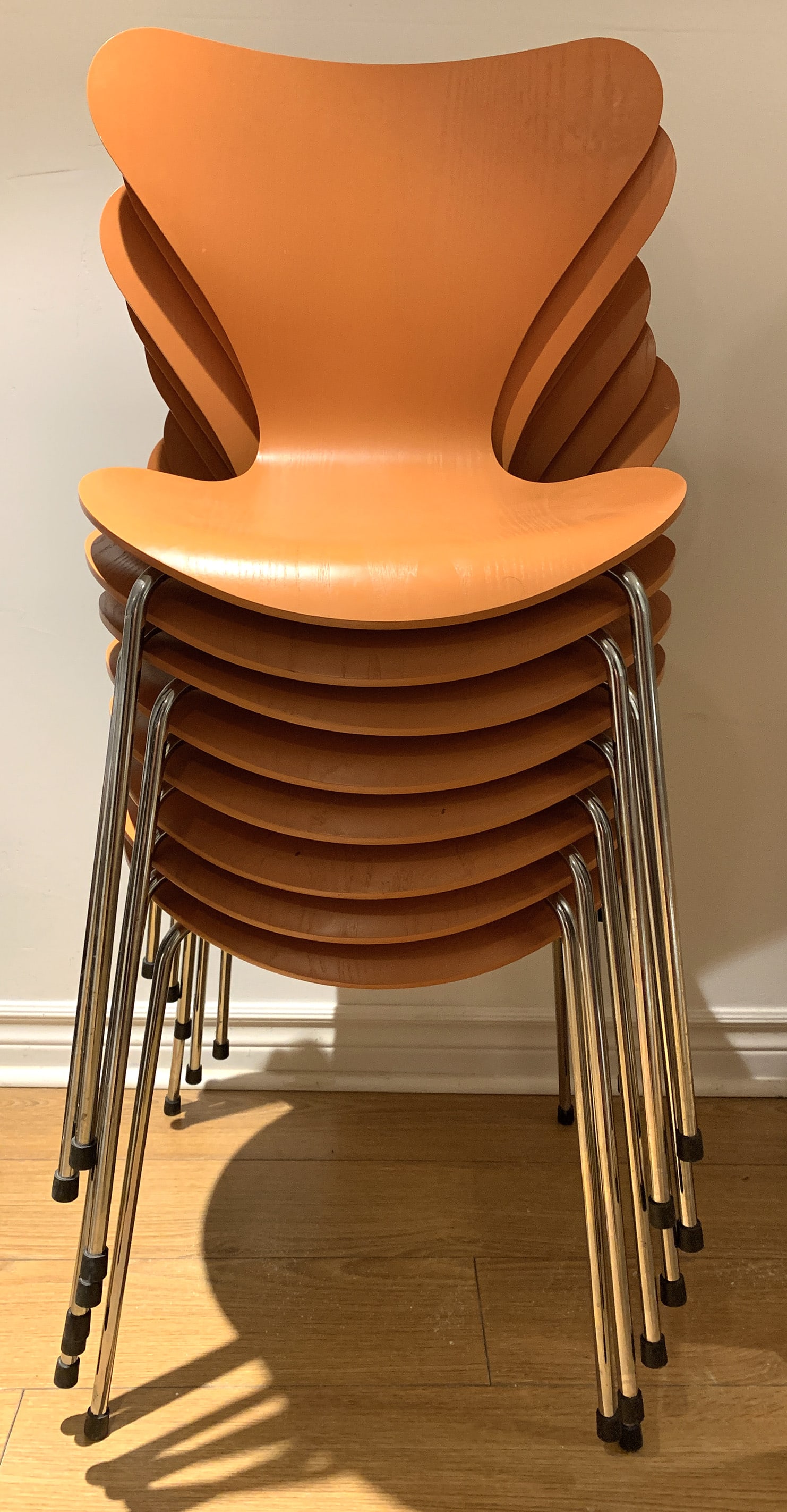 Arn JACOBSEN (1902-1971): Suite de 8 chaises Série 7, modèle créé en 1955. Édition Fritz Hansen toujours existante. Bois lamellé moulé et acier tubulaire. Macaron présent sur toutes les