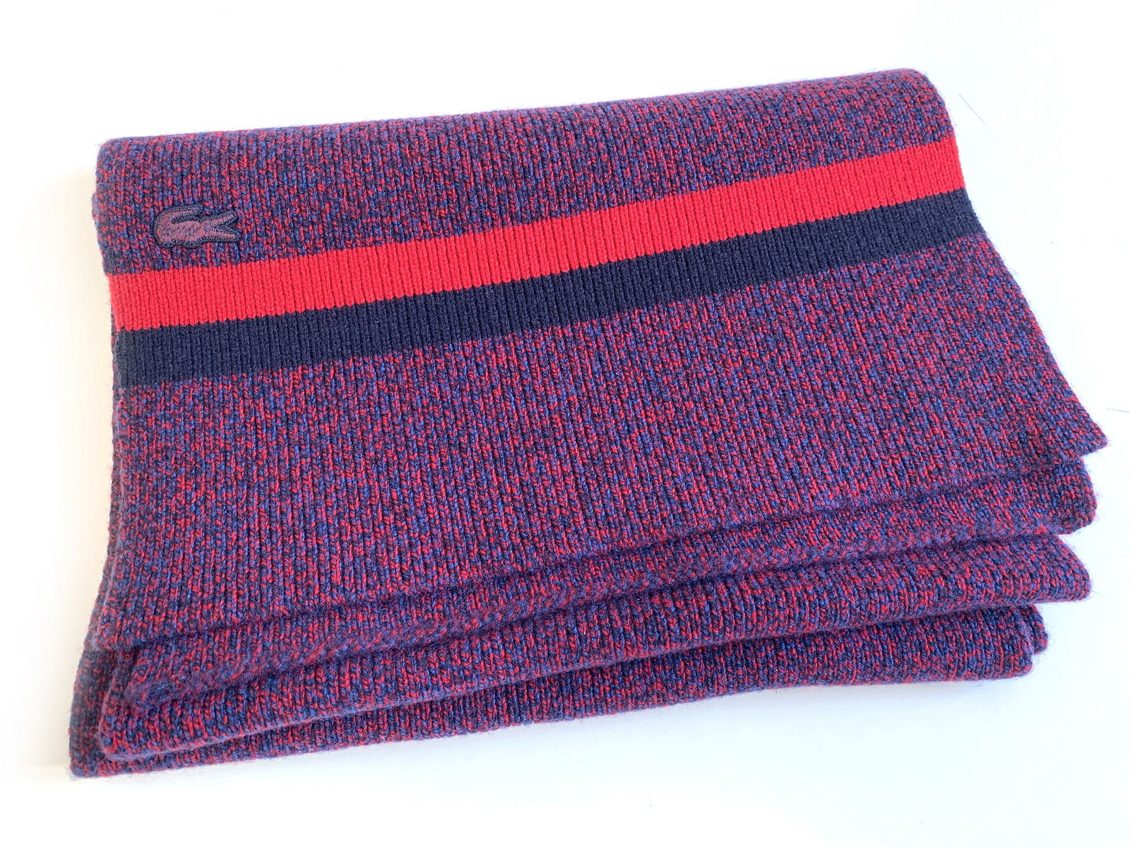 LACOSTE (France) - ÉCHARPE: Écharpe rayée en laine mérinos. Item neuf avec son étiquette d’origine. Valeur au détail de 175$