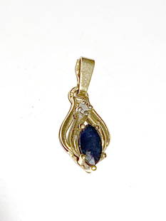 Pendentif OR & SAPHIR: Pendentif stylisé en or jaune 18K, sertie griffes d'un saphir de taille ovale, surmonté d'un petit diamant de taille brillant. Poids brut : 0g95. 2 x 0.7 cm