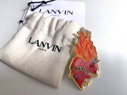 Broche LANVIN: Broche en laiton doré en forme de cœur flambant, fermeture par épingle à l'arrière, 6,5 x 3 cm, fabriqué en Italie. Avec son pochon.