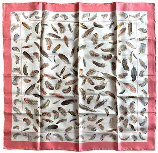 Carré de soie HERMÈS: Carré en twill de soie, modèle Plume par Henri de Linarès. 90 x 90 cm. État proche du neuf, légère trace.