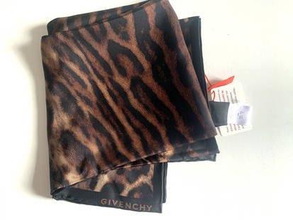 Carré de soie GIVENCHY: Carré de soie fait en Italie. Item neuf (petit fil tiré). Valeur au détail de 820$