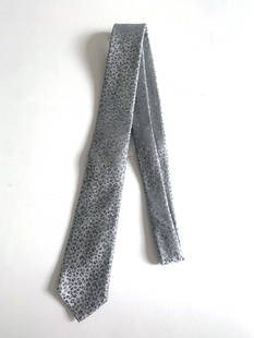 Cravate PAUL SMITH: Cravate 100% soie, tons de gris avec un motif à larges rayures diagonales. Valeur au détail de 175$