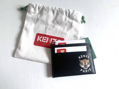 Porte-cartes KENZO: Porte-cartes en cuir 'KENZO Varsity'. Comprend 1 compartiment et 4 fentes pour les cartes. Détail KENZO Happy Tiger imprimé et embossé avec le logo KENZO Paris. Item neuf avec