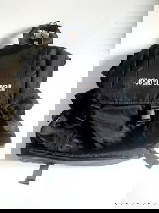 Sac ROBERTO CAVALLI: Sac à dos en tissus technique noir orné du logo de la marque ton sur ton à l'avant. Il est doté d'une grande poche frontale et de bretelles réglables. Item neuf.