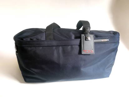 Sac TUMI: Sac de voyage de 12 x 19 po expansible en nylon Item neuf avec son étiquette d’origine Valeur au detail de 815$