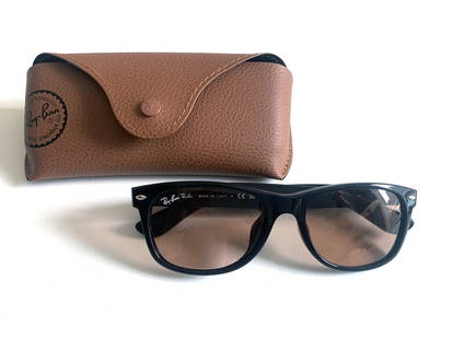 Paire de lunette RAY-BAN: Verres solaires modèle New wayfarer, faits en Italie. Valeur au détail de 348$