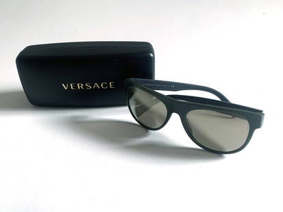 Paire de lunette VERSACE: Verres solaires modèle classique faits en Italie. Valeur au détails de 562$