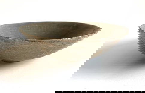 CHINE - COUPE YUAN-MING XIII-XIVe siècles: Coupe en grès céladon, Chine XIII-XIVe siècles, dynastie Yuan-Ming. Fêle au bord. 16,5 cm x 5 cm