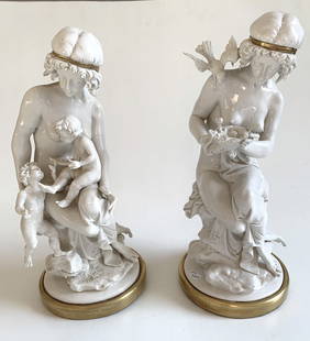 CAPODIMONTE Xxe siècle: Paire de sculptures en porcelaine blanche CAPODIMONTE figurant un groupe composé d'une femme nue observant deux enfants et une femme nue aux oiseaux, estampillée au-dessous, Italie.