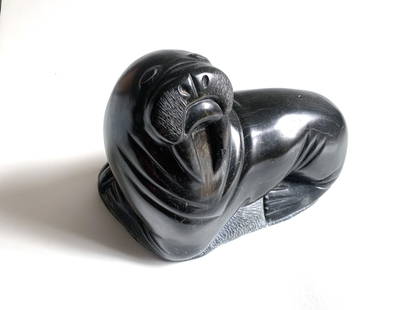 ÉCOLE INUITE Xxe siècle: Imposante sculpture en pierre à savon figurant un morse. Signée et numérotée au cul. Longueur 30 cm Hauteur 23,5 cm Profondeur 18,5 cm