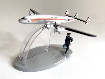 TINTIN au Tibet: Le vol Air India Modèle réduit et figurine de collection en zamak et plastique représentant le Capitaine Haddock et un Lockheed 749 Constellation de 1947. Tiré de l'album Tintin
