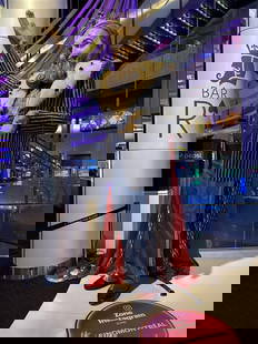 Grande Statue CASINO MONTRÉAL: Grande figure décorative en plâtre et bois, avec ses vêtements d'origine. Hauteur : 12 pieds Largeur : 2 1/2 pied La figure est démontée et repose sur 2 palettes: