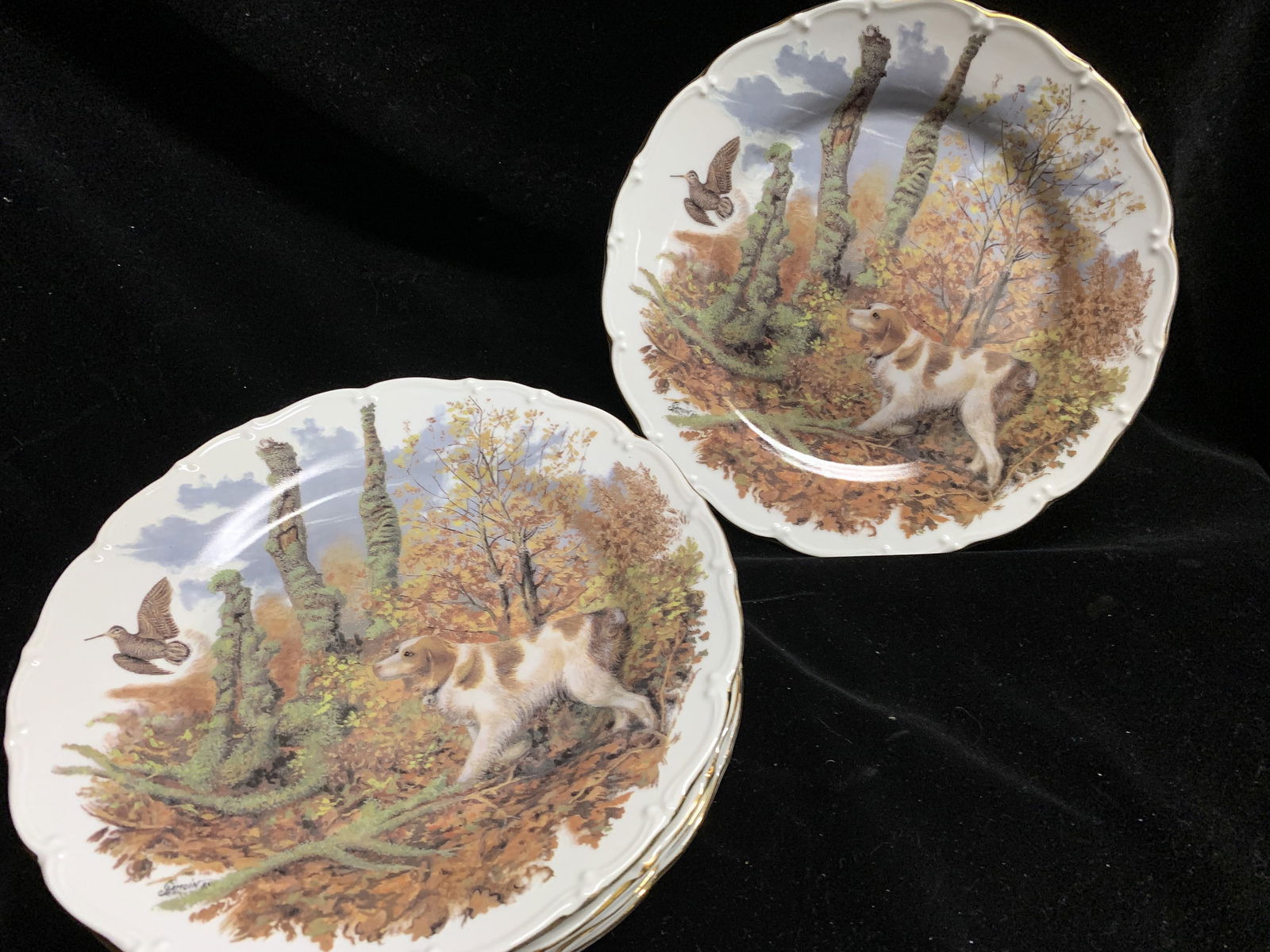 Assiettes en porcelaine Xxe: Ensemble de 6 grandes assiettes en porcelaine à bord chantouré et filet doré représentant une scène de chasse, signé Jean GAMOUIN 95. Très bel état.
