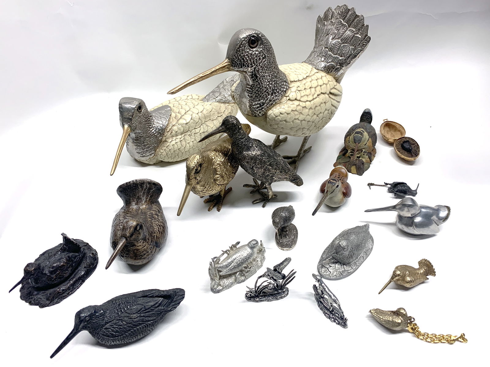 Collection de miniatures d’oiseaux et d’animaux: Amusante collection éclectique de miniatures décoratives en diverses matières (bronze, métal argenté, acier). On y joint une plus grande paire de bécasse en métal et