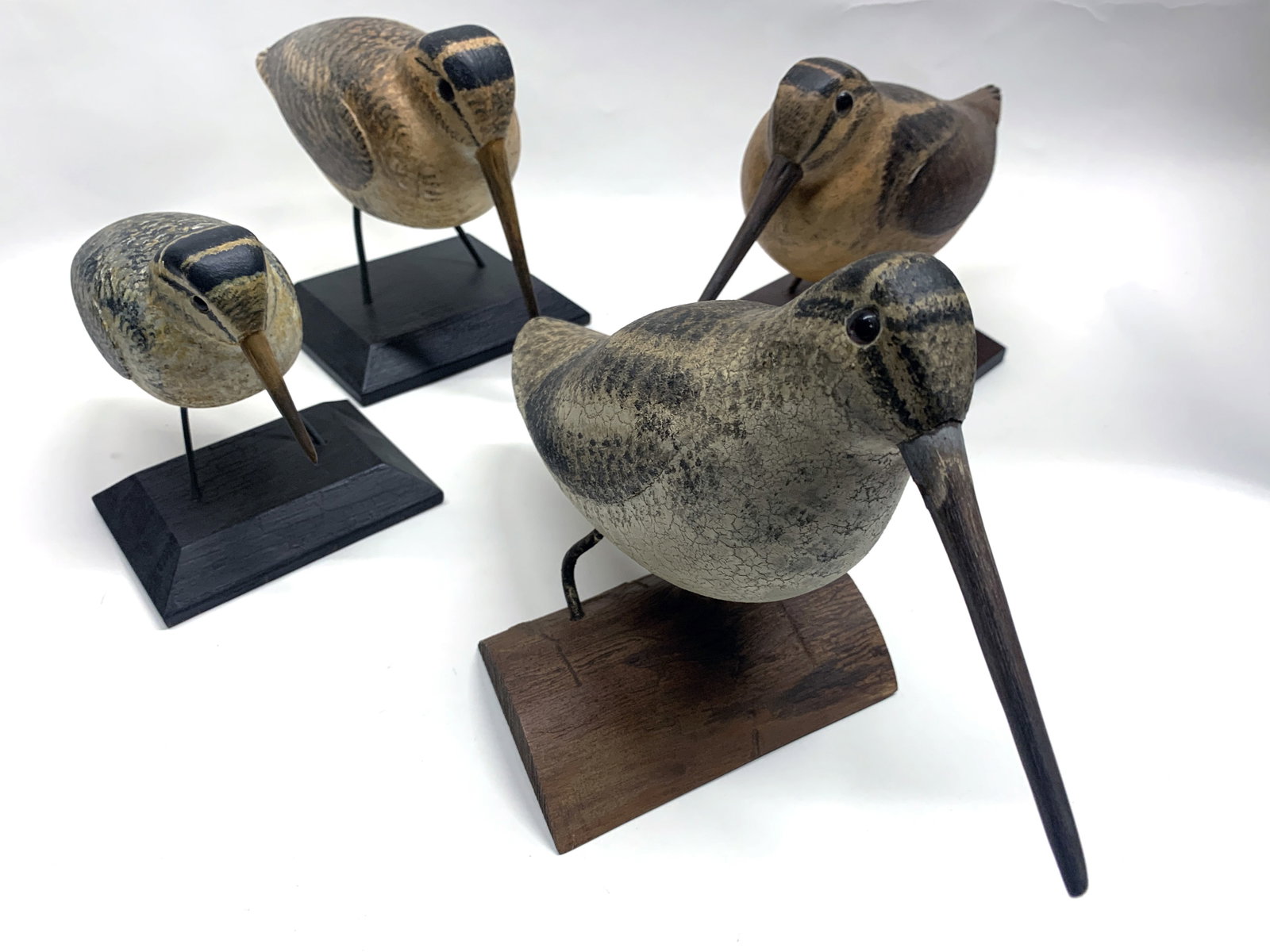 École moderne Xxe siècle: Quatre sculptures en bois sculpté et peintes à la main représentant des bécasses, sur socle, signées au revers Louise Patenaude.