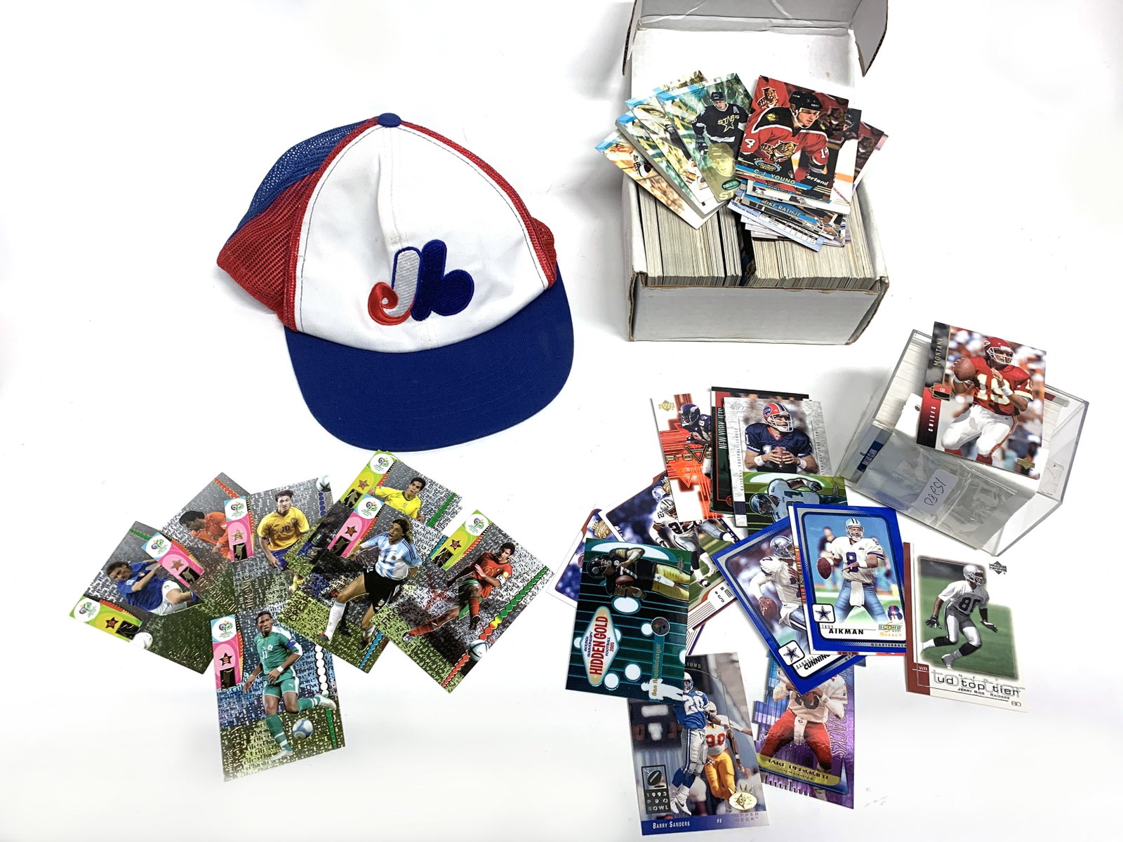 Cartes sportives et casquette des Expos: Important lot de cartes sportives de soccer, hockey et football américain. On y joint une casquette des Expos de Montréal, état proche du neuf (salissures).