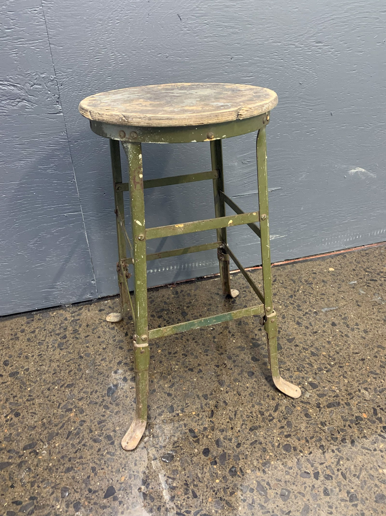 TABOURET INDUSTRIEL VINTAGE: Tabouret industriel en métal vert avec assise en bois (rapportée). Modèle qui s'apparente aux modèles Superior Way, Fergus Ontario, de la fin des années 50, 63 cm de hauteur.