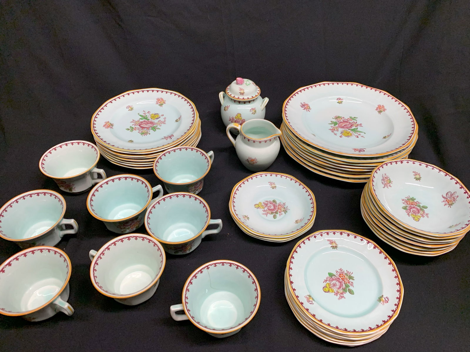 SERVICE EN PORCELAINE CALYX WARE: Partie de service en porcelaine anglaise Calyx Ware modèle Chelsea Sprays comprenant 8 tasses, 3 sous-tasses, 8 grandes assiettes, 8 moyennes assiettes, 8 petites assiettes et 8 bols.